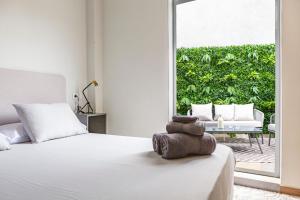 Postel nebo postele na pokoji v ubytování Valentin Suites