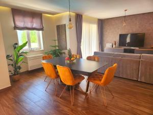 een woonkamer met een eettafel en stoelen bij Calypso Royal Apartment in Zadar
