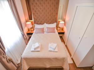 een slaapkamer met een bed met twee handdoeken erop bij Calypso Royal Apartment in Zadar