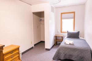 Postel nebo postele na pokoji v ubytování Delta Lodge