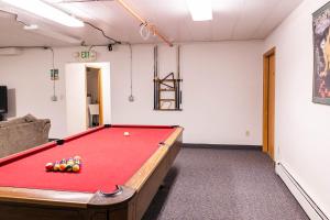 Biliár nebo kulečník v ubytování Delta Lodge