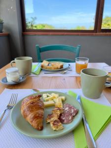 un tavolo con un piatto di cibo su un tavolo di Agriturismo Graziano e Barbara a Porto Conte