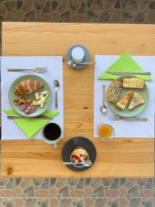 einem Holztisch mit Teller mit Lebensmitteln darauf in der Unterkunft Agriturismo Graziano e Barbara in Porto Conte