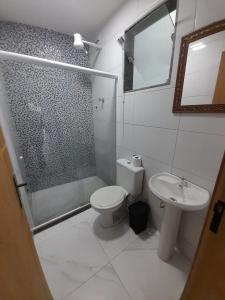 y baño con ducha, aseo y lavamanos. en Paraiso da Costa Verde en Mangaratiba