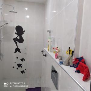 baño con ducha con sirena en la pared en Delfina and Delfino Cozy Home, en Kışlabucağı