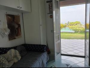 Zimmer mit Sofa und Glasschiebetür in der Unterkunft CASA VACANZE 'LA BOUGANVILLEA' FORIO ISCHIA in Ischia