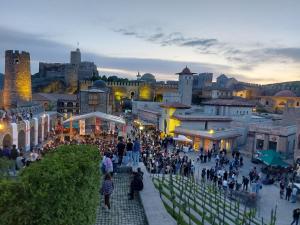 uma multidão de pessoas andando em torno de uma cidade à noite em Hotel Rabat Castle em Akhaltsikhe