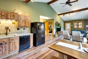 Kuchyň nebo kuchyňský kout v ubytování Hike, Bike, Raft Colorado Home Near Crested Butte