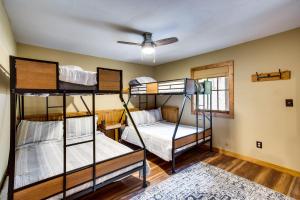 Postel nebo postele na pokoji v ubytování Hike, Bike, Raft Colorado Home Near Crested Butte