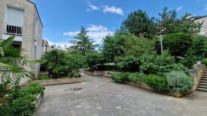 Apartman Bela في نجيفيش: ساحة مع مجموعة من النباتات والأشجار