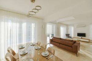 フェティエにあるVilla Marsel evi Ölüdeniz Fethiyeのソファとテーブルのあるリビングルーム