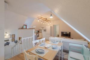 蒂豪尼Kékmadaras Vendégház Tihany的带桌椅的餐厅和厨房