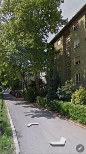 eine Straße mit Pfeilen an der Seite eines Gebäudes in der Unterkunft Apartment Beograd Dedinje VMA in Belgrad