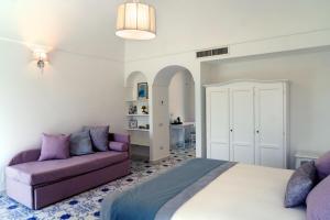 Postel nebo postele na pokoji v ubytování Suites in the Amalfi Coast - GuestHouse with Terrace near Amalfi - Breathtaking View of Ravello