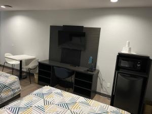 Habitación con cama y escritorio con TV. en Motel 6-San Diego, CA - Southbay, en Chula Vista