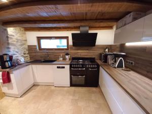 Dapur atau dapur kecil di Gîte 14 pers LesOursFanfarons spacieux chaleureux