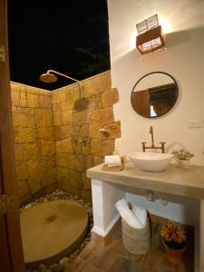 La salle de bains est pourvue d'un lavabo et d'un miroir. dans l'établissement Estancia Arboreto - Reserva Natural, à Barichara