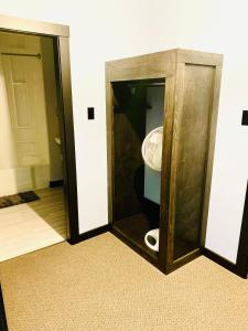 W pokoju znajduje się łazienka z toaletą. w obiekcie Acadian Hotel w Stephenville