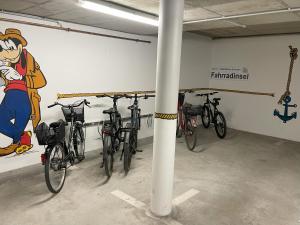 un grupo de bicicletas estacionadas en una habitación con una pared en Strandidyll, en Zempin