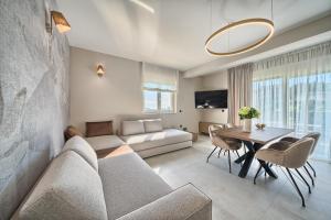 uma sala de estar com um sofá e uma mesa em Residence Franc em Primošten