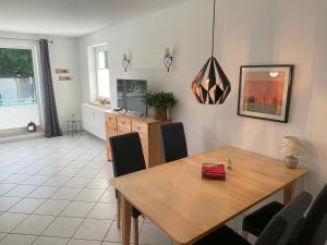 een keuken en eetkamer met een houten tafel en stoelen bij Strandidyll in Zempin