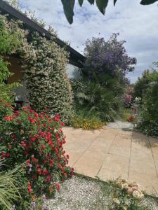 um jardim com flores coloridas e uma passarela em Le Sete em Bari