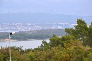 Blick auf einen Fluss mit Straßenbeleuchtung in der Unterkunft Apartment Malči in Čižići