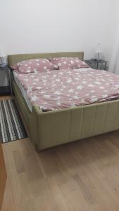 ein Bett auf einem Holzboden in der Unterkunft Apartment Malči in Čižići