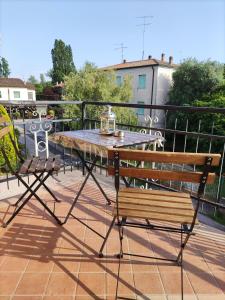 Una mesa y dos sillas sentadas en un balcón. en Casa Bonatti, en Peschiera del Garda 17 fotos más