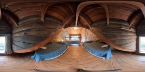 Cette grande chambre en bois comprend 2 lits. dans l'établissement Hosteria La Luna, à San Carlos de Bariloche