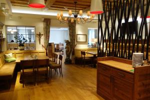 jadalnia ze stołem i krzesłami oraz jadalnią w obiekcie Goldenes Schiff Hotel-Mietparkplätze w mieście Engelhartszell
