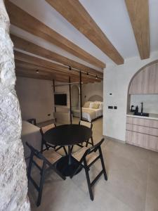 um quarto com uma mesa e cadeiras e um quarto em Old Town Olive Studio Apartment em Dubrovnik