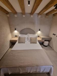 um quarto com uma grande cama branca e 2 almofadas em Old Town Olive Studio Apartment em Dubrovnik