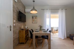 una sala da pranzo con tavolo e sedie in legno di sofia's apart 4u (114) a Glifada (Glyfada)