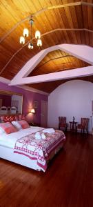 ベレームにあるChateau de la Grand'Maisonの木製の天井が特徴のベッドルーム1室(大型ベッド1台付)