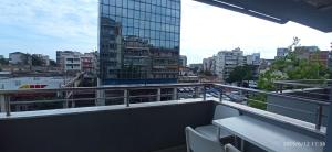 balcón con vistas a la ciudad en Sunny Street Studio, en Tesalónica