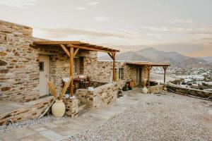 Casa de piedra con vistas a las montañas en Heliopetra Punta, en Ios Chora