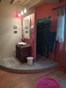 un bagno con lavandino e specchio di Comme chez vous "pour 4 personnes" a Puycornet