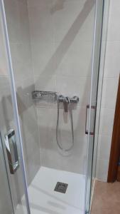 a shower with a glass door in a bathroom at Apto San Francisco,en el centro y en la playa in Castro-Urdiales