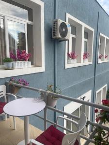 Balkón nebo terasa v ubytování Deni's Hotel