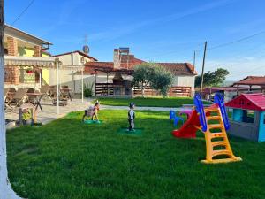 a group of children playing in a yard at VILA MARIALENA in Petropiyí