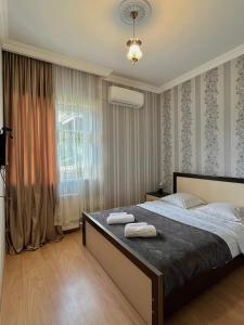 1 dormitorio con 1 cama con 2 toallas en Elegance en Sighnaghi