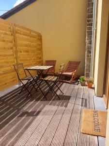 patio con tavolo e sedie su una terrazza di Le Gîte du Herdal a Profondeville