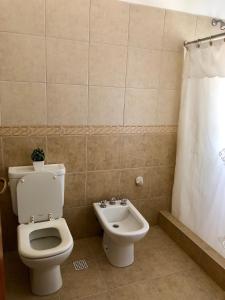 a bathroom with a toilet and a bidet at Casa La Quinta in Villa Carlos Paz