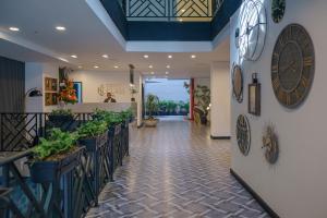 un vestíbulo de un restaurante con plantas en las paredes en First Class Hotel by 5 Host, en Medellín