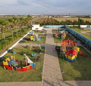 - une vue aérienne sur un parc avec une aire de jeux dans l'établissement Rim Aquatique Hôtel & Nature, à Fès