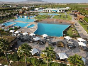uma vista aérea da piscina no resort em Rim Aquatique Hôtel & Nature em Fez