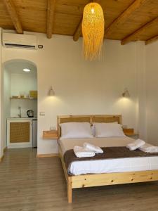 ein Schlafzimmer mit einem großen Bett und einem Kronleuchter in der Unterkunft Vila Milo in Himarë