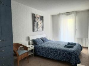 1 dormitorio con 1 cama, 1 mesa y 1 silla en Appartement Marseille Vacances, en Marsella