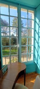 une chambre avec une table devant une fenêtre dans l'établissement Chateau de la Grand'Maison, à Bellême